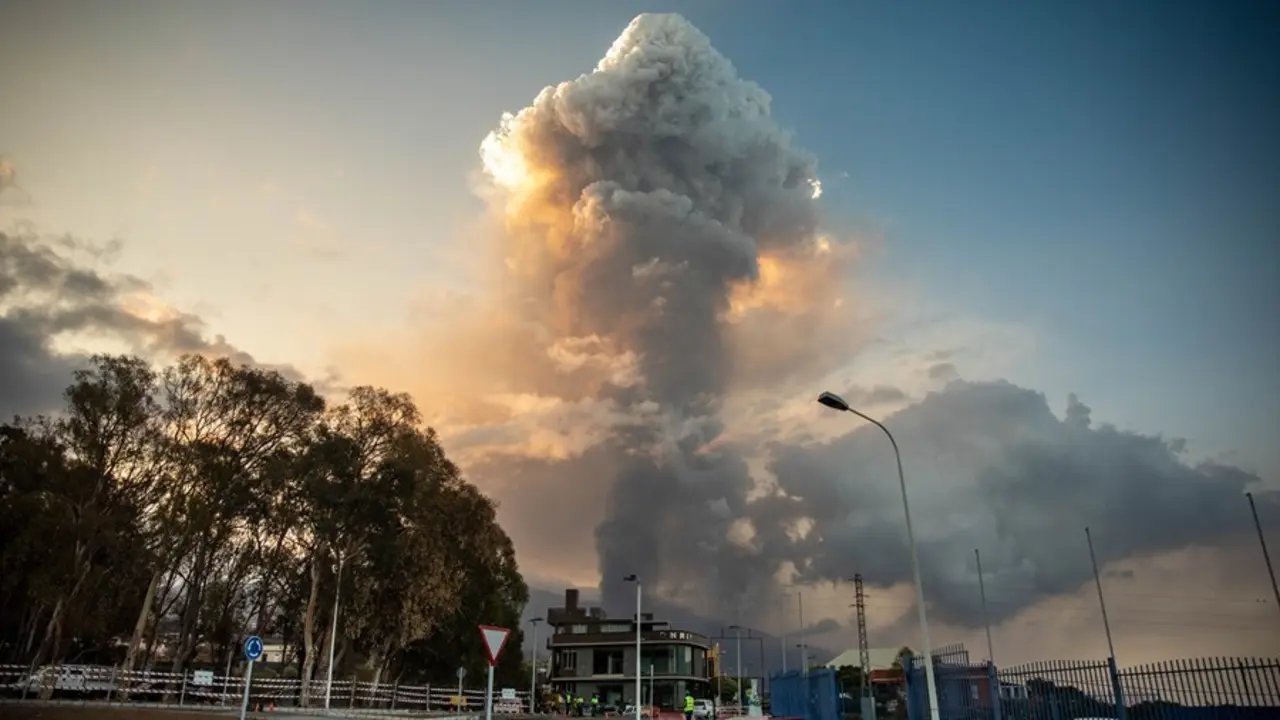 El volc&aacute;n de &lsquo;Cumbre Vieja&rsquo; emite una gran columna de ceniza