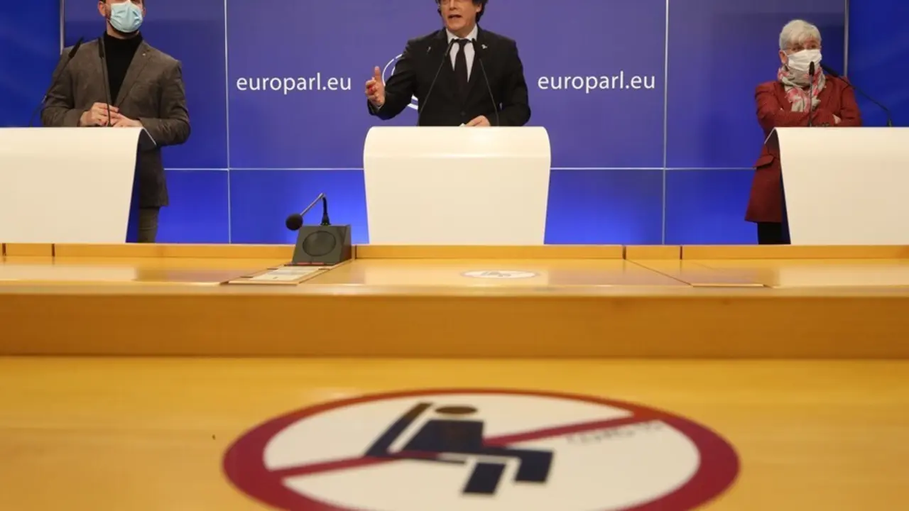 Archivo - El expresidente de la Generalitat, Carles Puigdemont (c) ofrece una rueda de prensa junto a los exconsejeros Antoni Com&iacute;n (i) y Clara Ponsat&iacute; (d) el d&iacute;a en el que el Parlamento Europeo a favor de suspender la inmunidad de los tres, en Bruselas (