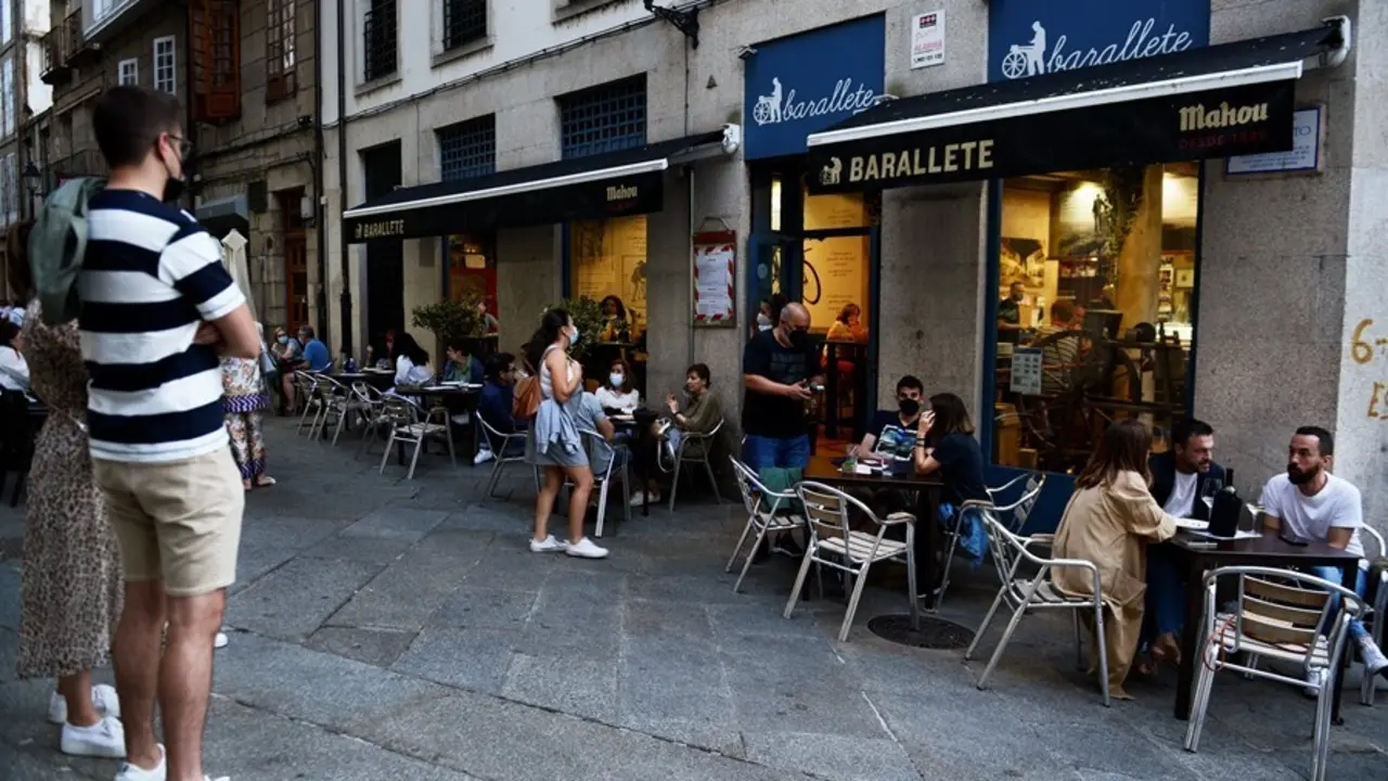 Archivo - Bares y restaurantes en el casco hist&oacute;rico de Orense durante el primer d&iacute;a de restricciones en la hosteler&iacute;a de los municipios que se encuentren en niveles m&aacute;ximos y altos de restricciones por coronavirus.