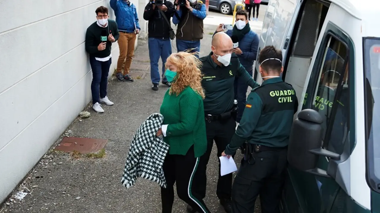 Archivo - Carmen Merino, la acusada por el crimen del cr&aacute;neo de Castro Urdiales, sale custodiada por agente de la Guardia Civil a su salida del Juzgado de Instrucci&oacute;n n&uacute;mero 3 de Castro Urdiales, Cantabria (Espa&ntilde;a), a 13 de noviembre de 2020. 