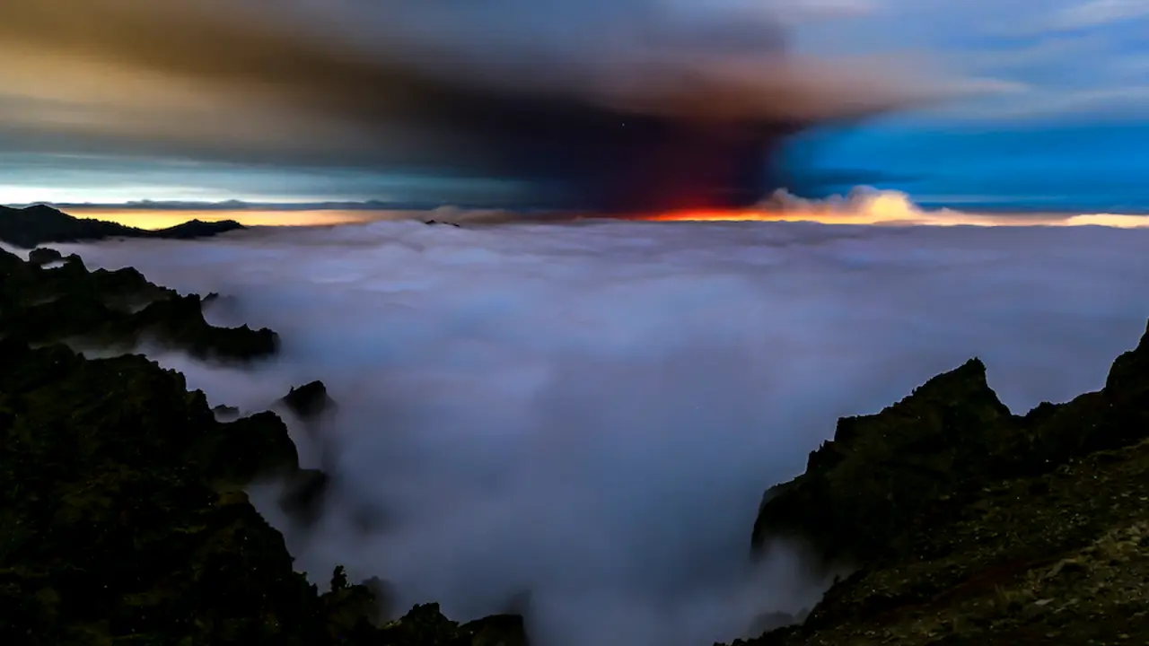 La nube de ceniza y di&oacute;xido de azufre que expulsa el volc&aacute;n de La Palma, a 23 de septiembre de 2021, en La Palma, Santa Cruz de Tenerife, Islas Canarias, (Espa&ntilde;a). El volc&aacute;n de Cumbre Vieja, que el pasado domingo entr&oacute; en erupci&oacute;n, lleva ya m&aacute;s de cuatro d&iacute;as arrasando cientos de viviendas y hect&aacute;reas a su paso por municipios de La Palma. Seg&uacute;n datos del Instituto Volcanol&oacute;gico de Canarias (Involcan), las nueve bocas del volc&aacute;n de la Palma expulsan a diario unas 10.665 toneladas de di&oacute;xido de azufre que asciende de forma r&aacute;pida a trav&eacute;s de la columna de ceniza y quedan suspendidas en las capas intermedias de la atm&oacute;sfera seg&uacute;n la direcci&oacute;n del viento.
23 SEPTIEMBRE 2021;VOLCAN;NUBES;LA PALMA;ERUPCION
Equipo I Love The World
23/9/2021