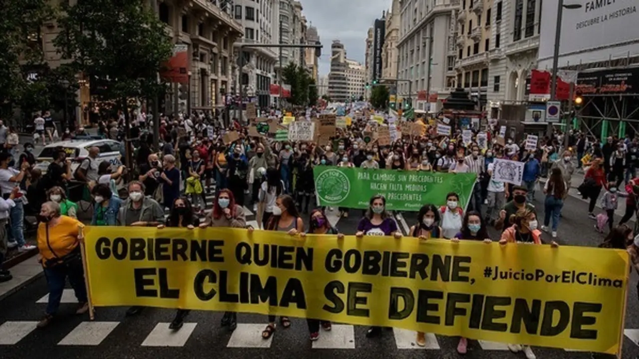 24/09/2021. Madrid, Espa&ntilde;a.\n\nEl movimiento de protesta impulsado por Fridays for Future&ndash;Juventud por el Clima en Espa&ntilde;a ha convocado para el 24 de septiembre un nuevo D&iacute;a de Acci&oacute;n Global por el Clima. En esta ocasi&oacute;n, la jornada se dedicar&aacute; a exigir justicia frente a la emergencia clim&aacute;tica y mostrar el apoyo al llamado Juicio por el Clima que cuenta ya con m&aacute;s de 48.000 adhesiones; la denuncia ante el Tribunal Supremo presentada por varias organizaciones contra el Gobierno por su falta de compromiso y ambici&oacute;n en la materia. &copy;Greenpeace/Pablo Bl&aacute;zquez\n\n\n&copy;Greenpeace Handout/Pablo Bl&aacute;zquez - No sales - No Archives - Editorial Use Only - Free use only for 14 days after release. Photo provided by GREENPEACE, distributed handout photo to be used only to illustrate news reporting or commentary on the facts or events depicted in this image.