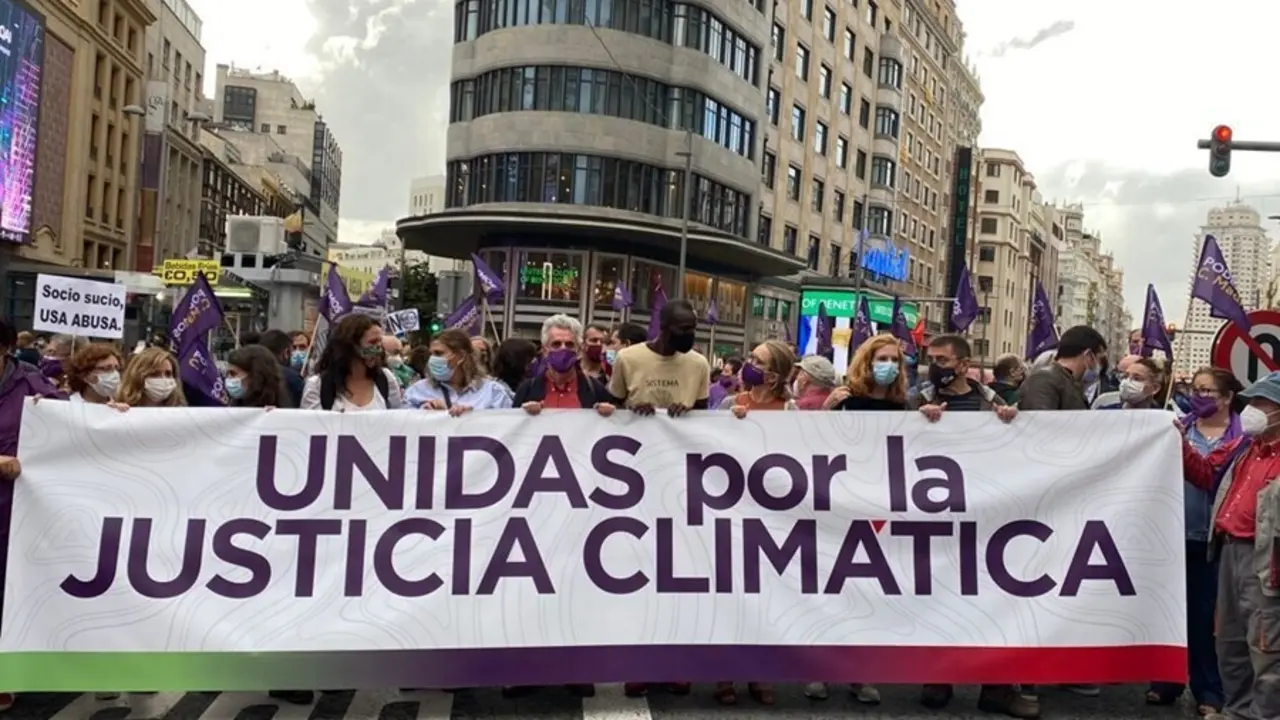 M&aacute;s Pa&iacute;s y Podemos participan en la manifestaci&oacute;n por el cambio clim&aacute;tico convocada en Madrid y piden "frenar la crisis".