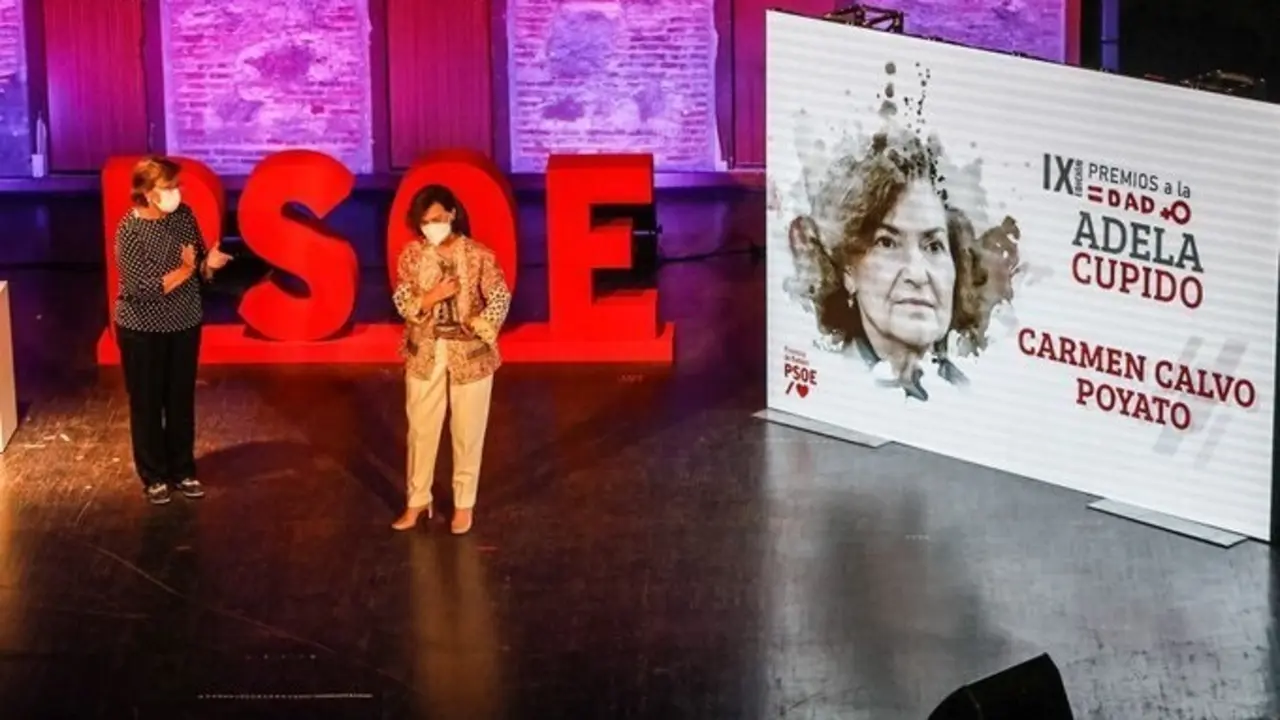 Carmen Calvo recoge el premio Adela Cupido