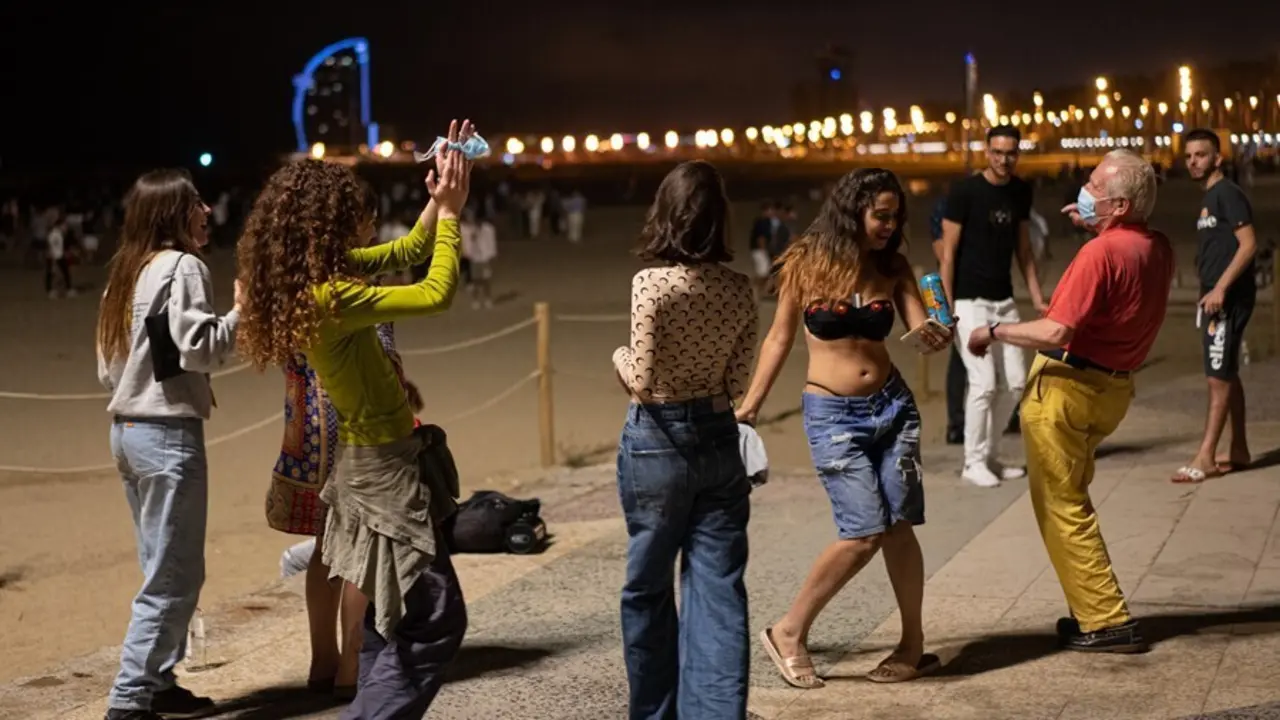 Archivo - Un grupo de chicas y un se&ntilde;or bailan a pi&eacute; de playa, a 27 de junio de 2021, en Barcelona, Catalunya (Espa&ntilde;a). Este jueves 24 de junio, en un Consejo de Ministros extraordinario, el Gobierno de Espa&ntilde;a aprob&oacute; que las mascarillas dejasen de ser obl