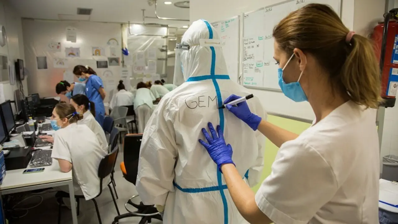 Archivo - Colocaci&oacute;n de EPIs en la UCI de Valdecilla