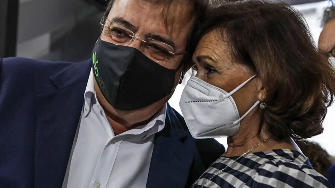 Guillermo Fern&aacute;ndez Vara y Carmen Calvo e fotograf&iacute;an juntos en un acto del partido en Don Benito.