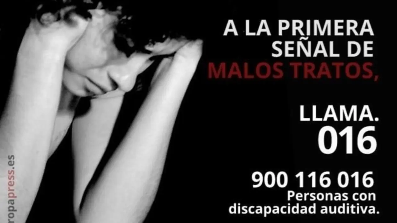 Archivo - Cartel informativo del tel&eacute;fono de asistencia para denunciar malos tratos en el &aacute;mbito familiar