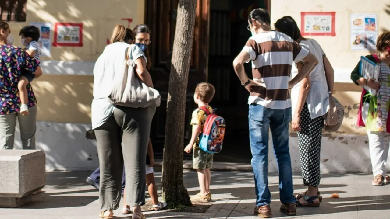 Ni&ntilde;os a la entrada de un colegio en M&eacute;rida