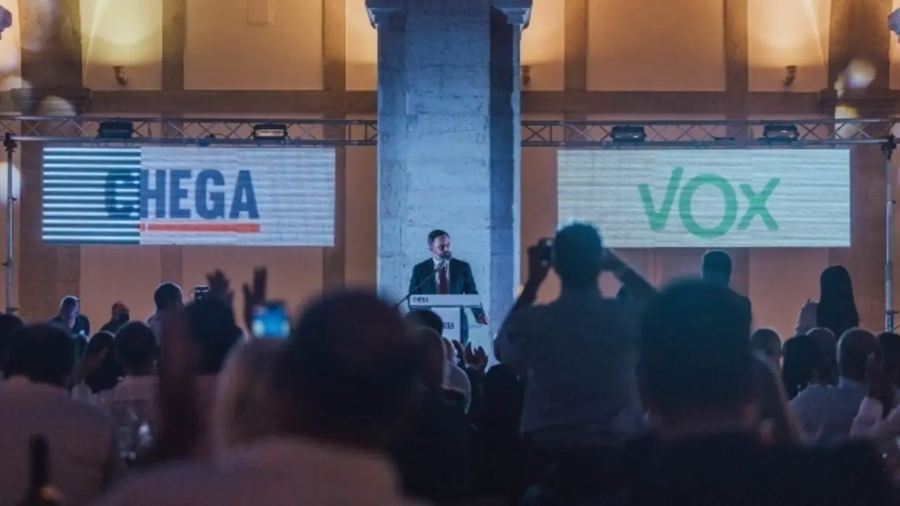 El l&iacute;der de Vox, Santiago Abascal, mantiene un encuentro en Portugal con el presidente de Chega, Andr&eacute; Ventura, para sumar nuevos apoyos a la Carta de Madrid.