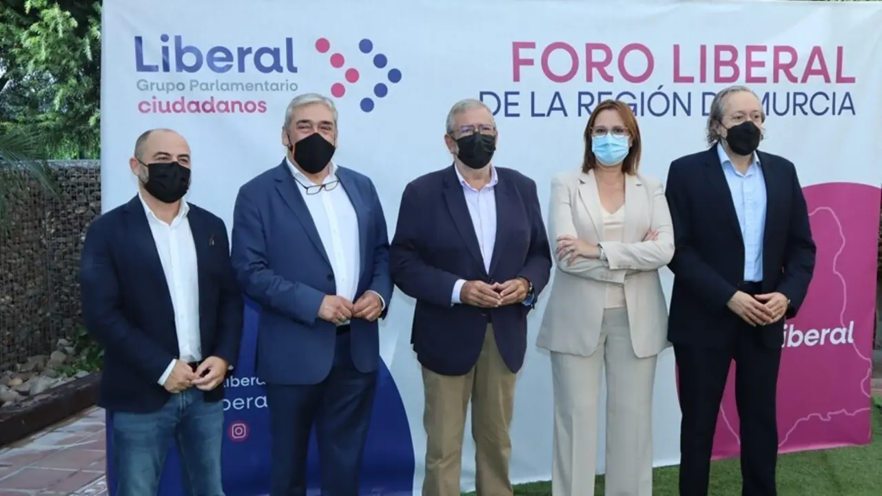 El escritor y periodista Juan Carlos Girauta junto a Isabel Franco y Francisco &Aacute;lvarez