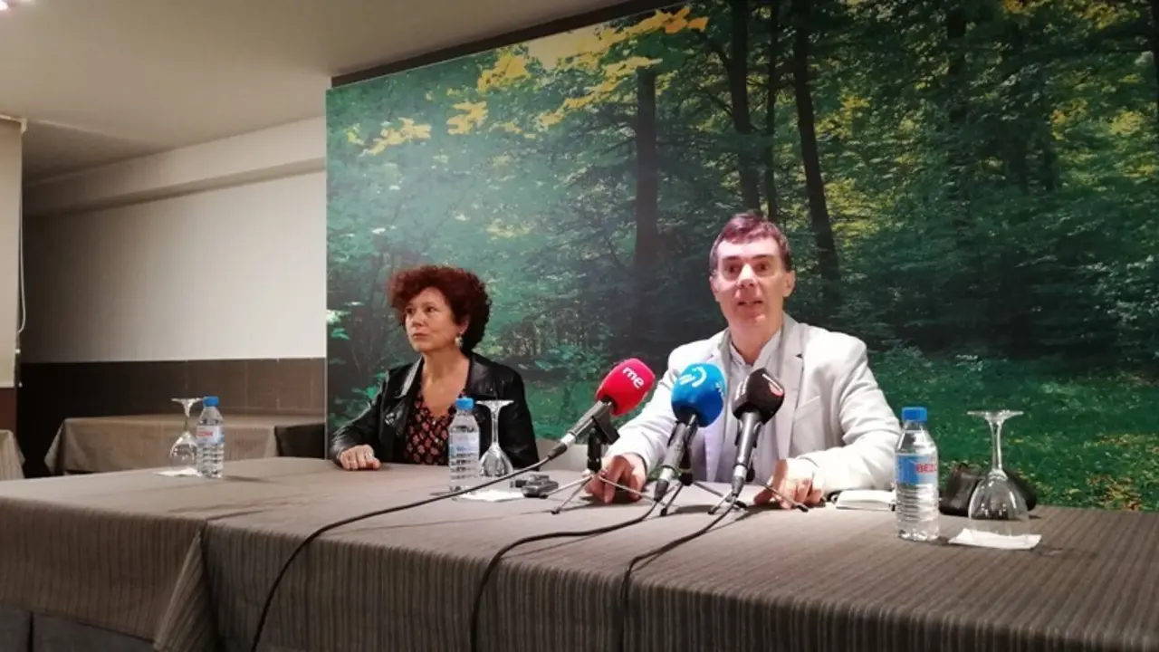 La cineasta Iciar Bolla&iacute;n y el consejero de Pol&iacute;ticas Migratorias y Justicia, Eduardo Santos