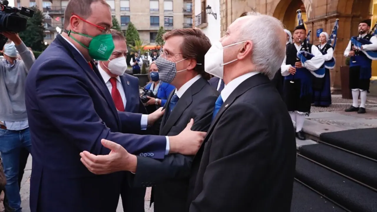 El presidente del Principado, Adri&aacute;n Barb&oacute;n, saluda al alcalde de Madrid, Jos&eacute; Mart&iacute;nez-Almeida, en Oviedo.
