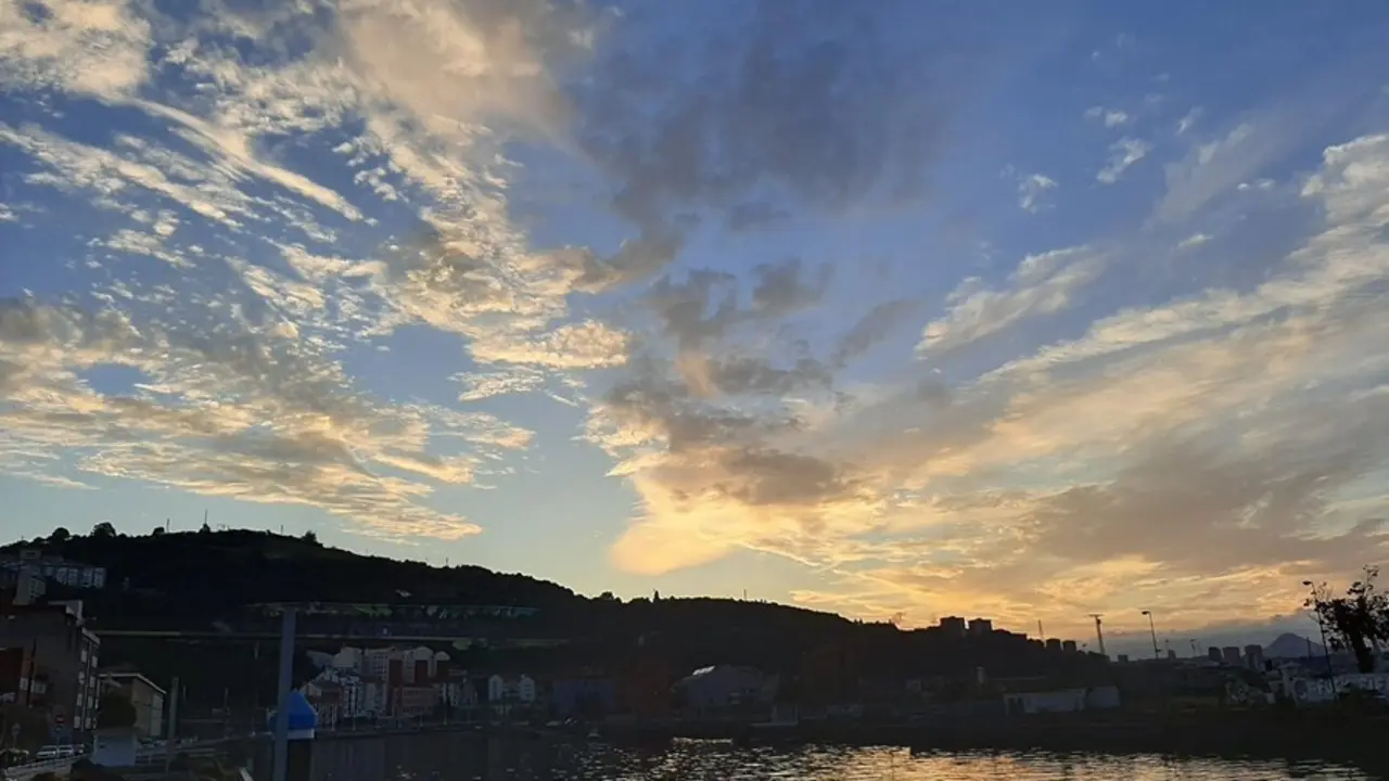 Bilbao con cielo pr&aacute;cticamente despejado