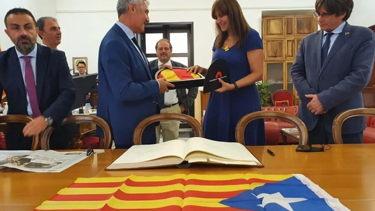 La presidenta del Parlament, Laura Borr&agrave;s, y el expresidente de la Generalitat Carles Puigdemont, durante una visita institucional al Ayuntamiento de Alguer (Italia)