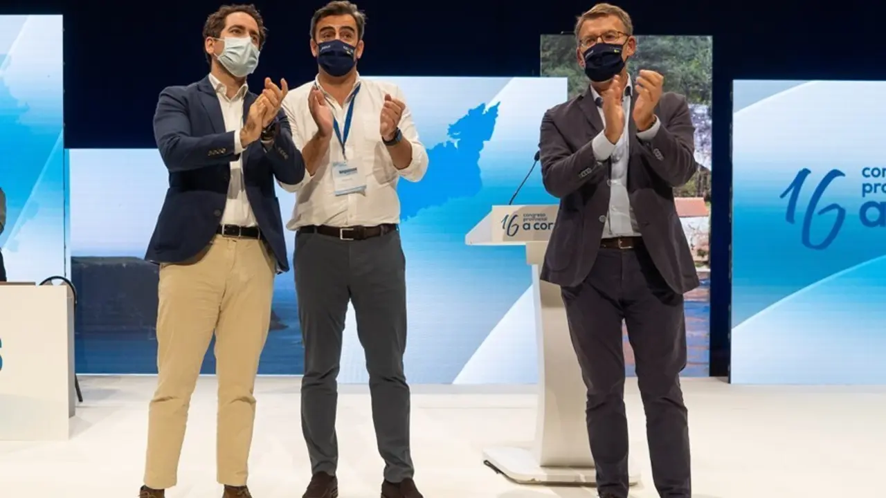 El secretario general de PP, Garc&iacute;a Egea, junto al nuevo presidente de los populares en A Coru&ntilde;a, Diego Calvo y el titular de la Xunta de Galicia, Alberto N&uacute;&ntilde;ez Feij&oacute;o