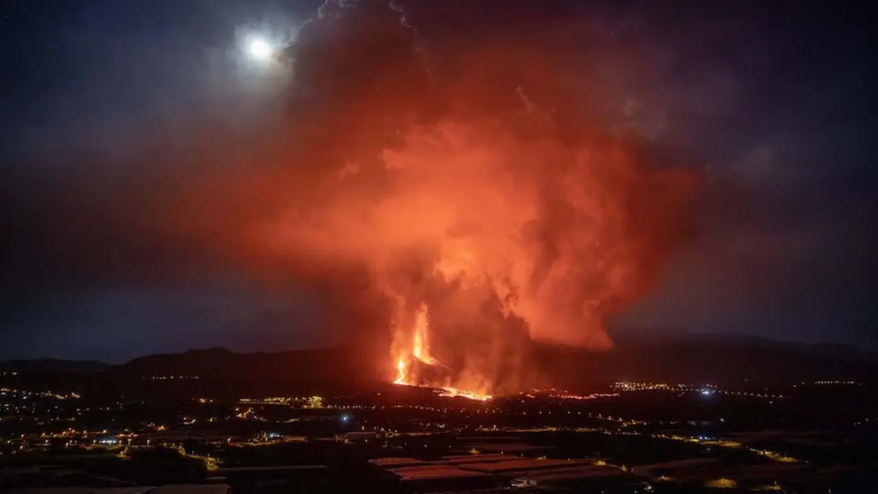 El volc&aacute;n de Cumbre Vieja, a 25 de septiembre de 2021, en La Palma, Islas Canarias (Espa&ntilde;a). La nueva colada de lava del volc&aacute;n de Cumbre Vieja (La Palma) discurrepor encima de la que sali&oacute; en los &uacute;ltimos d&iacute;as, siendo m&aacute;s fluida y m&aacute;s r&aacute;pida que las primeras coladas de la erupci&oacute;n. El proceso eruptivo oblig&oacute; este viernes a poner en marcha la evacuaci&oacute;n dise&ntilde;ada por el Plan Especial de Protecci&oacute;n Civil y Atenci&oacute;n de Emergencias por Riesgo Volc&aacute;nico de Canarias (PEVOLCA) para los n&uacute;cleos de Tajuya, Tacande de Abajo y la zona hasta ahora no evacuada de Tacande de Arriba, en el t&eacute;rmino municipal de Los Llanos de Aridane.
25 SEPTIEMBRE 2021;LA PALMA;VOLC&Aacute;N;
Kike Rinc&oacute;n / Europa Press
25/9/2021