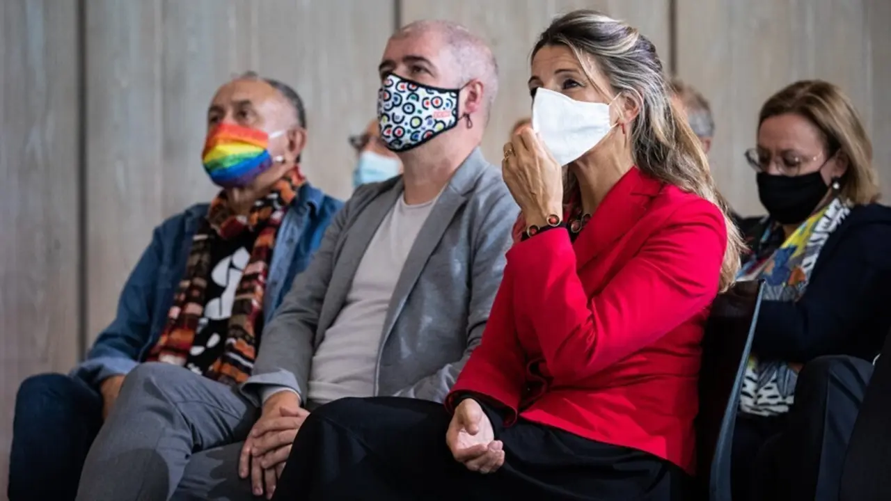 el secretario general de CCOO, Unai Sordo y la presidenta segunda y ministra de Trabajo y Econom&iacute;a Social, Yolanda D&iacute;az, en primer plano durante su participaci&oacute;n en una jornada de empleo, junto al l&iacute;der de UGT