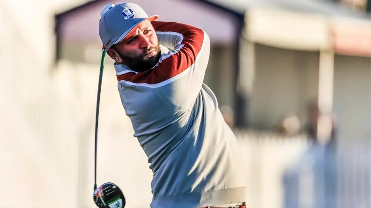 European team member Jon Rahm of Spain hits his tee shot on the second hole during Foursomes matches on the second day of the pandemic-delayed 2020 Ryder Cup golf tournament at the Whistling Straits golf course in Kohler, Wisconsin, USA, 24 September 2021. Competition for the 43rd Ryder Cup between the US and Europe began 24 September 2021. (Espa&ntilde;a, Estados Unidos) EFE/EPA/TANNEN MAURY