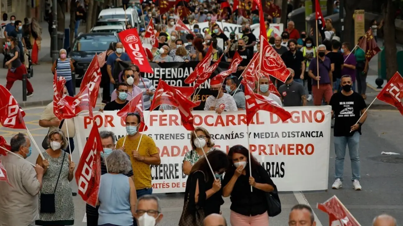 La plataforma en defensa del ferrocarril de la Regi&oacute;n de Murcia y los comit&eacute;s de empresa de Adif y Renfe han convocado una manifestaci&oacute;n en contra del cierre de la l&iacute;nea de cercan&iacute;as de Murcia - Lorca-&Aacute;guilas previsto para el pr&oacute;ximo 1 de octubre