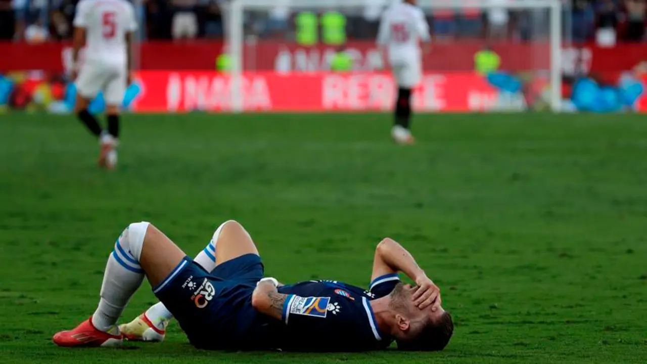 Adri&aacute;n Embarba, del Espanyol, sobre el c&eacute;sped tras una jugada del partido ante el Sevilla correspondiente a la jornada 7 de LaLiga Santander que estos dos equipos juegan hoy en el estadio S&aacute;nchez Pizju&aacute;n y que finaliz&oacute; con victoria sevillista 2-0. EFE/Julio Mu&ntilde;oz.