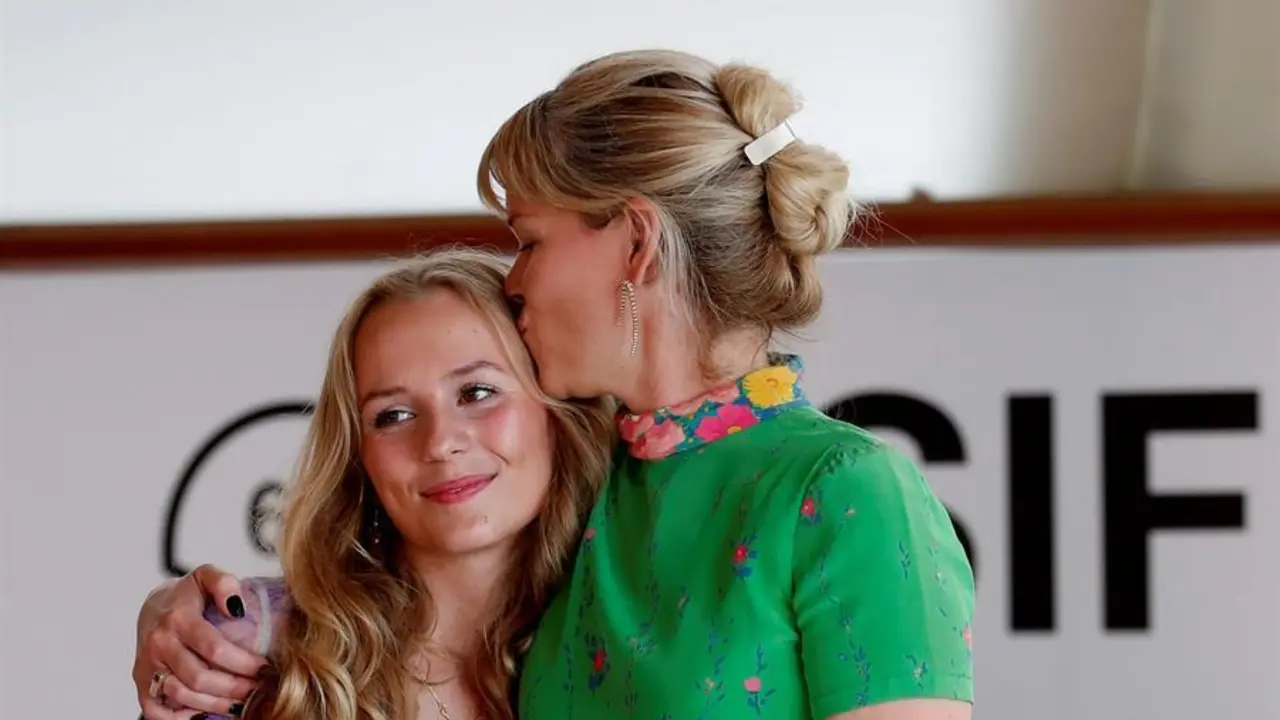 La directora Tea Lindeburg (d) posa junto a la actriz Flora Ofelia Hofman tras presentar este domingo su pel&iacute;cula "Du som er himlen", dentro de la 69 Edici&oacute;n del Festival Internacional de Cine de San Sebasti&aacute;n. EFE/Juan Herrero.