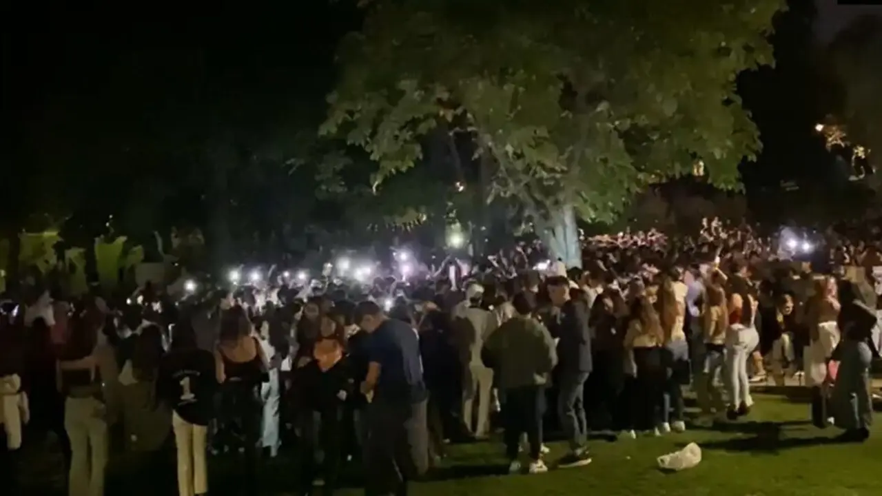 Cientos de j&oacute;venes se concentran haciendo botell&oacute;n en Madrid, muchos sin mascarilla y sin respetar la distancia