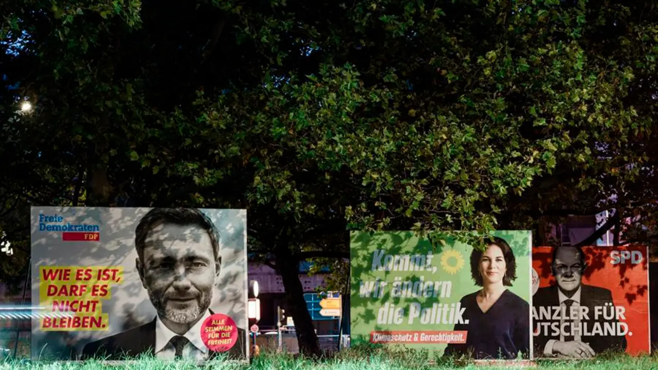 Carteles de campa&ntilde;a del Partido Liberal (FDP) (L), el Partido Verde (C) y los Socialdem&oacute;cratas (R) muestran a los principales candidatos Christian Lindner (L), Annalena Baerbock (C) y Olaf Scholz (R) en Berl&iacute;n, Alemania, el 25 de septiembre de 2021. Las elecciones federales alemanas se celebran el 26 de septiembre de 2021. (Elecciones, Alemania) EFE/EPA/CLEMENS BILAN