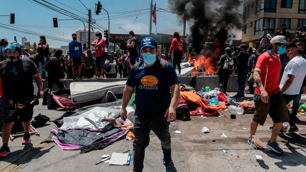Grupo de personas queman carpas que eran utilizadas por extranjeros para pernoctar en plazas y playas, durante una marcha contra la migraci&oacute;n irregular hoy, en Iquique (Chile). Una multitudinaria marcha contra la migraci&oacute;n irregular realizada este s&aacute;bado en Iquique, en el norte de Chile, termin&oacute; con incidentes violentos en contra de extranjeros que se encuentran varados en la ciudad a la espera de regularizar su situaci&oacute;n. EFE/ Johan Berna