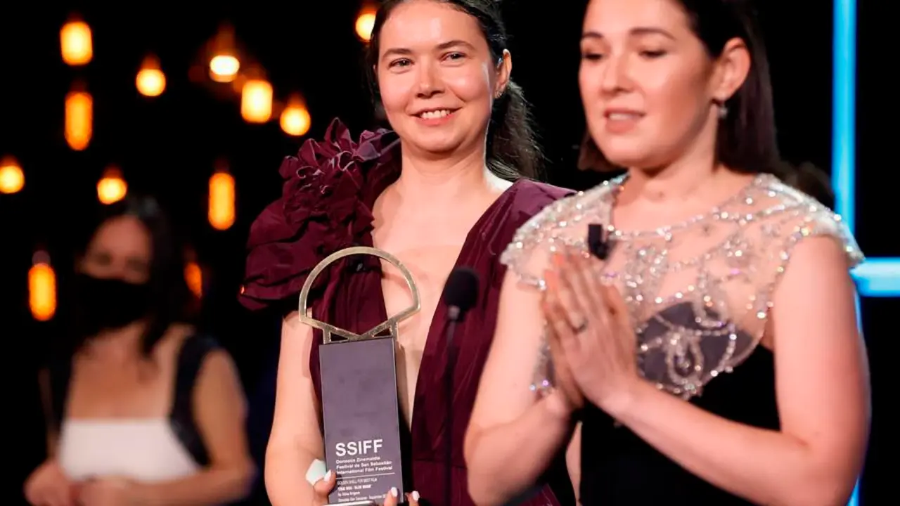 La directora Alina Grigore y la productora Gabi Suciu, con la Concha de Oro, este s&aacute;bado.EFE
