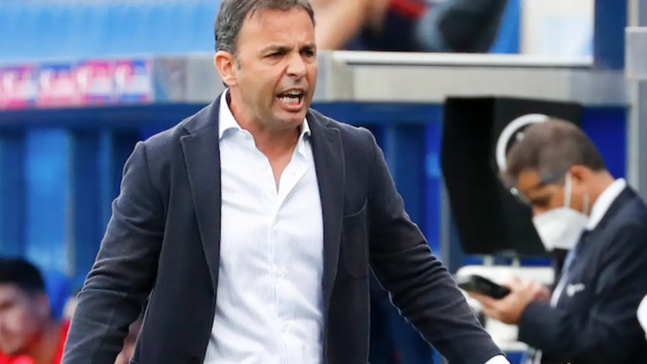 El entrenador del Deportivo Alav&eacute;s, Javier Calleja, durante el partido de la s&eacute;ptima jornada de liga de Primera Divisi&oacute;n disputado este s&aacute;bado en el Estadio de Mendizorroza de Vitoria. EFE/David Aguilar