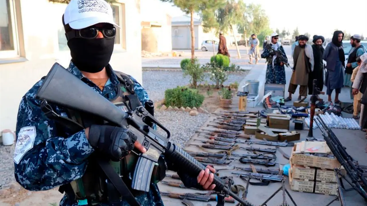 Los talibanes muestran armas y municiones incautadas durante una operaci&oacute;n en Kandahar, Afganist&aacute;n, el 25 de septiembre de 2021. Los talibanes se incautaron de 41 armas grandes y peque&ntilde;as y munici&oacute;n, que estaban siendo contrabandeadas desde Helmand a Pakist&aacute;n tras el cambio de gobierno en Afganist&aacute;n. (Afganist&aacute;n) EFE/EPA/STRINGER