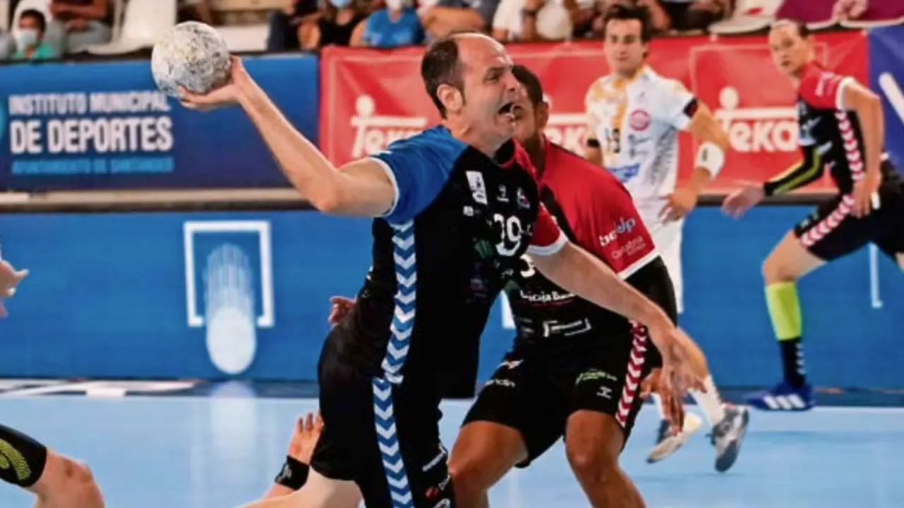 Herrero Lon lanzando a puerta en un partido anterior. / Hardy