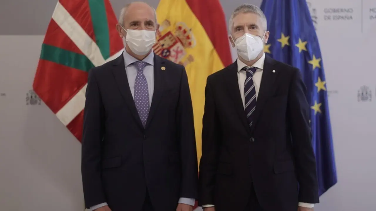 Archivo - El ministro del Interior, Fernando Grande-Marlaska (d), y el vicelehendakari primero y consejero de Seguridad del Pa&iacute;s Vasco, Josu Erkoreka, en la &uacute;ltima Junta de Seguridad celebrada en junio de 2021