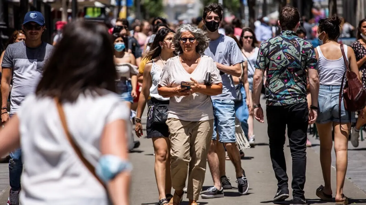 Archivo - Gente paseando 