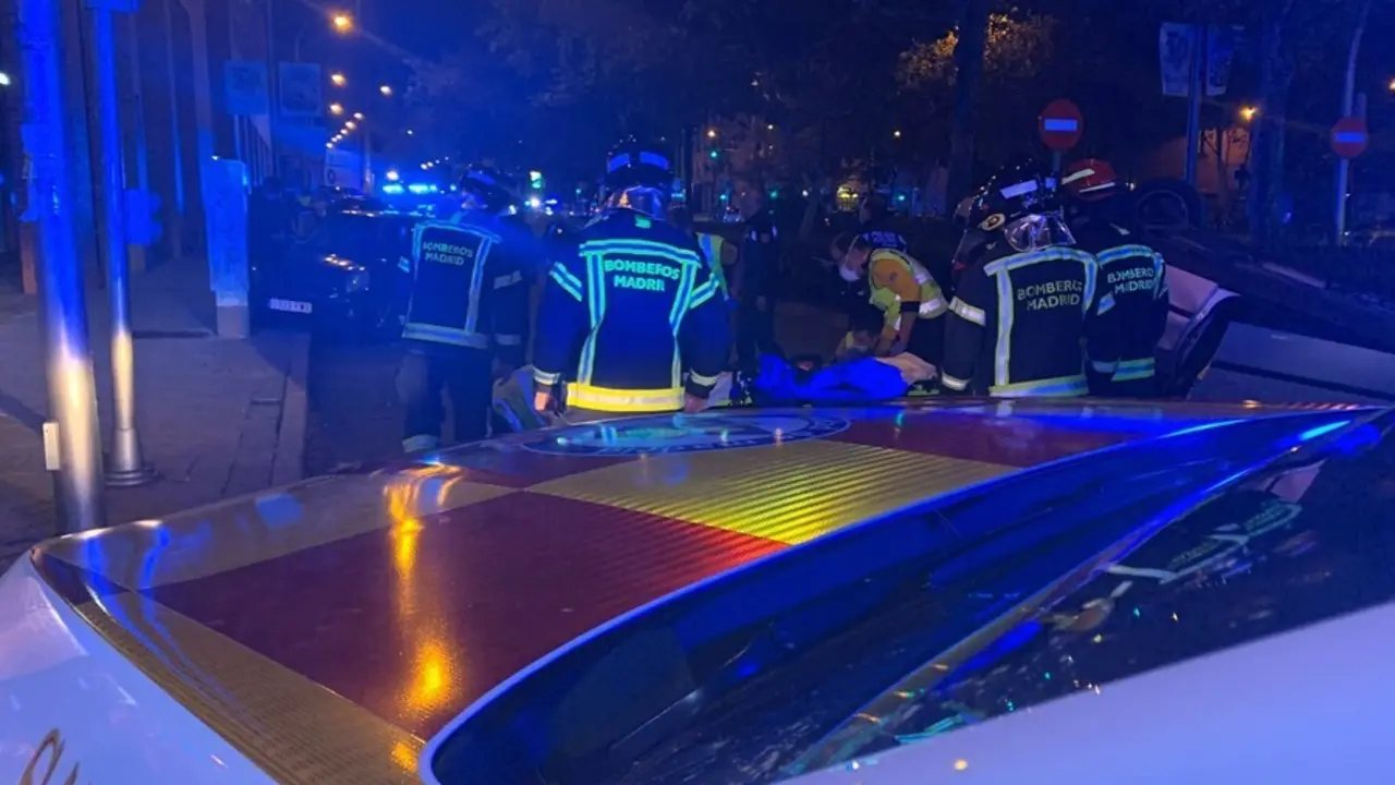 Los Bomberos estabilizan el veh&iacute;culo volcado tras un atropello en Avenida de Asturias