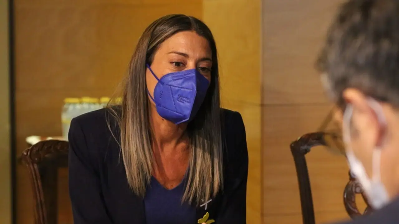 La portavoz parlamentaria de Junts per Catalunya, Miriam Nogueras, durante su reuni&oacute;n con el ministro de la Presidencia, Relaciones con las Cortes y Memoria Democr&aacute;tica, F&eacute;lix Bola&ntilde;os.