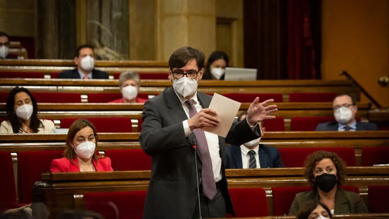 Archivo - El l&iacute;der del PSC, Salvador Illa, interviene en el pleno del Parlament. 