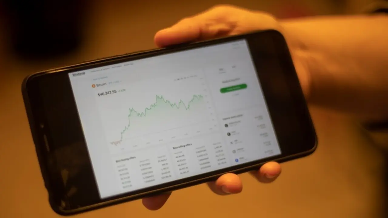 Archivo - Una internauta utiliza la web Bitstamp para invertir en criptomonedas (Imagen de archivo)