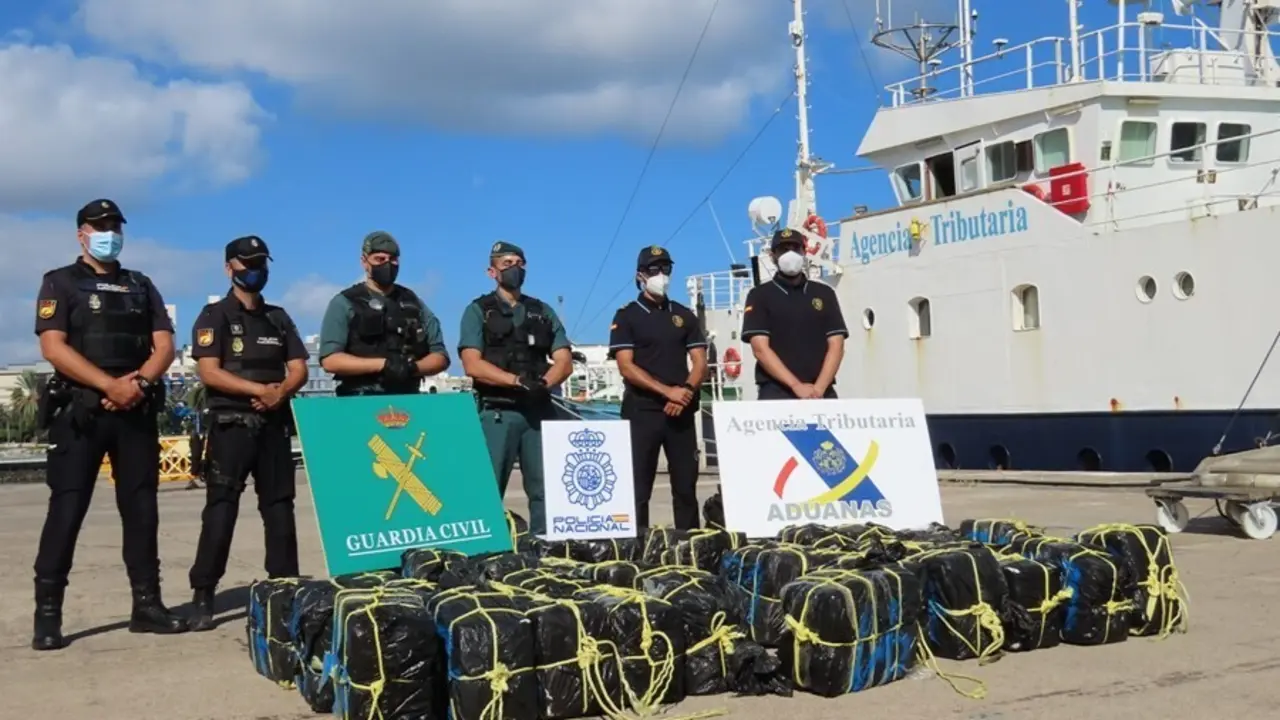 Intervenidos 1.200 kilogramos de coca&iacute;na en un velero situado frente a las costas de Canarias