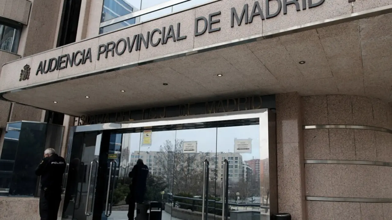 Archivo - Un agente de la Polic&iacute;a Nacional junto a la puerta principal de la Audiencia Provincial de Madrid, a 14 de febrero de 2020.