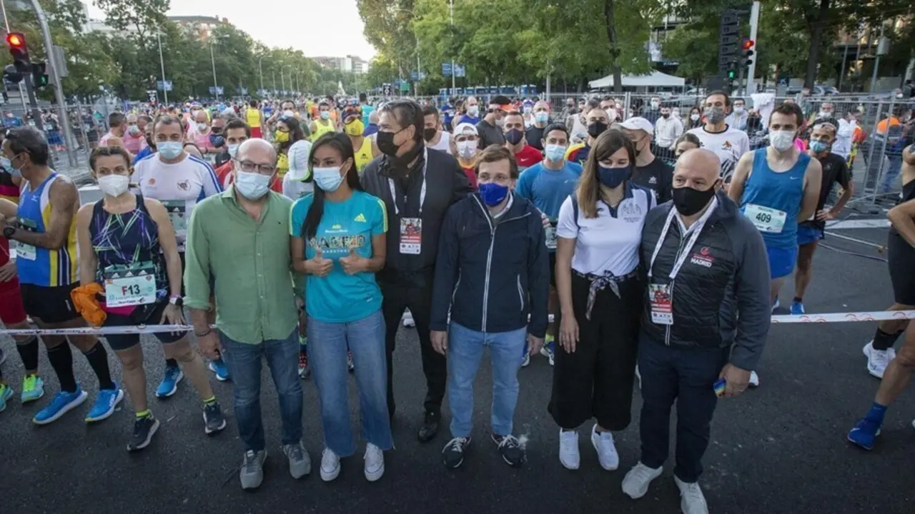 El alcalde de Madrid, Jos&eacute; Luis Mart&iacute;nez-Almeida, y la vicealcaldesa, Bego&ntilde;a Villac&iacute;s, en el pistoletazo de salida de la 43&ordf; edici&oacute;n de la Marat&oacute;n Popular de Madrid-Rock'n Roll Madrid Marat&oacute;n 2021