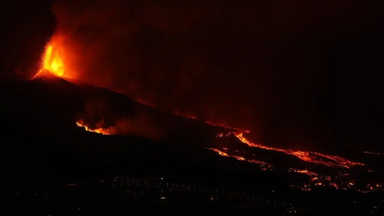 Una boca eruptiva expulsa lava y piroclastos en la zona de Cabeza de Vaca, a 20 de septiembre de 2021, en El Paso, La Palma