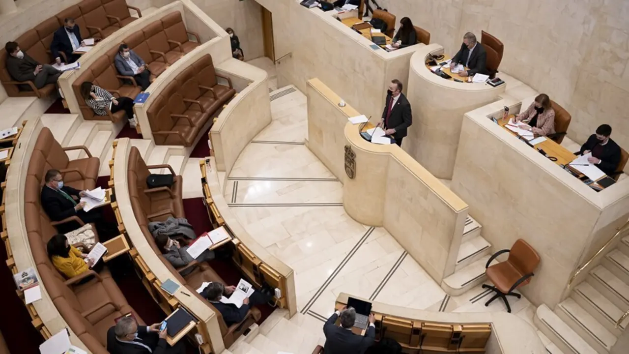 Archivo - El consejero de Medio Ambiente  interviene en el pleno del Parlamento de Cantabria