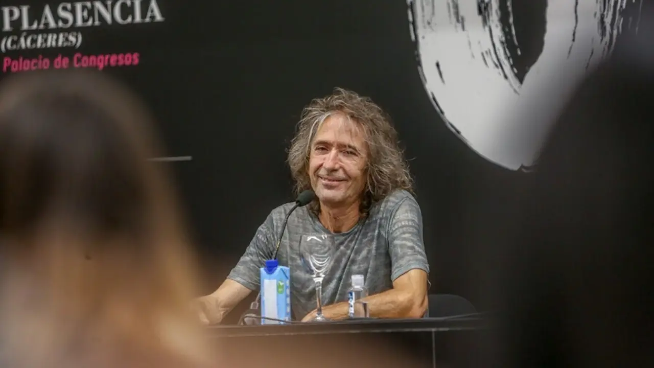 Archivo - El cantante de Extremoduro, Robe Iniesta, durante una rueda de prensa para presentar su gira de conciertos, el pasado mes de agosto.