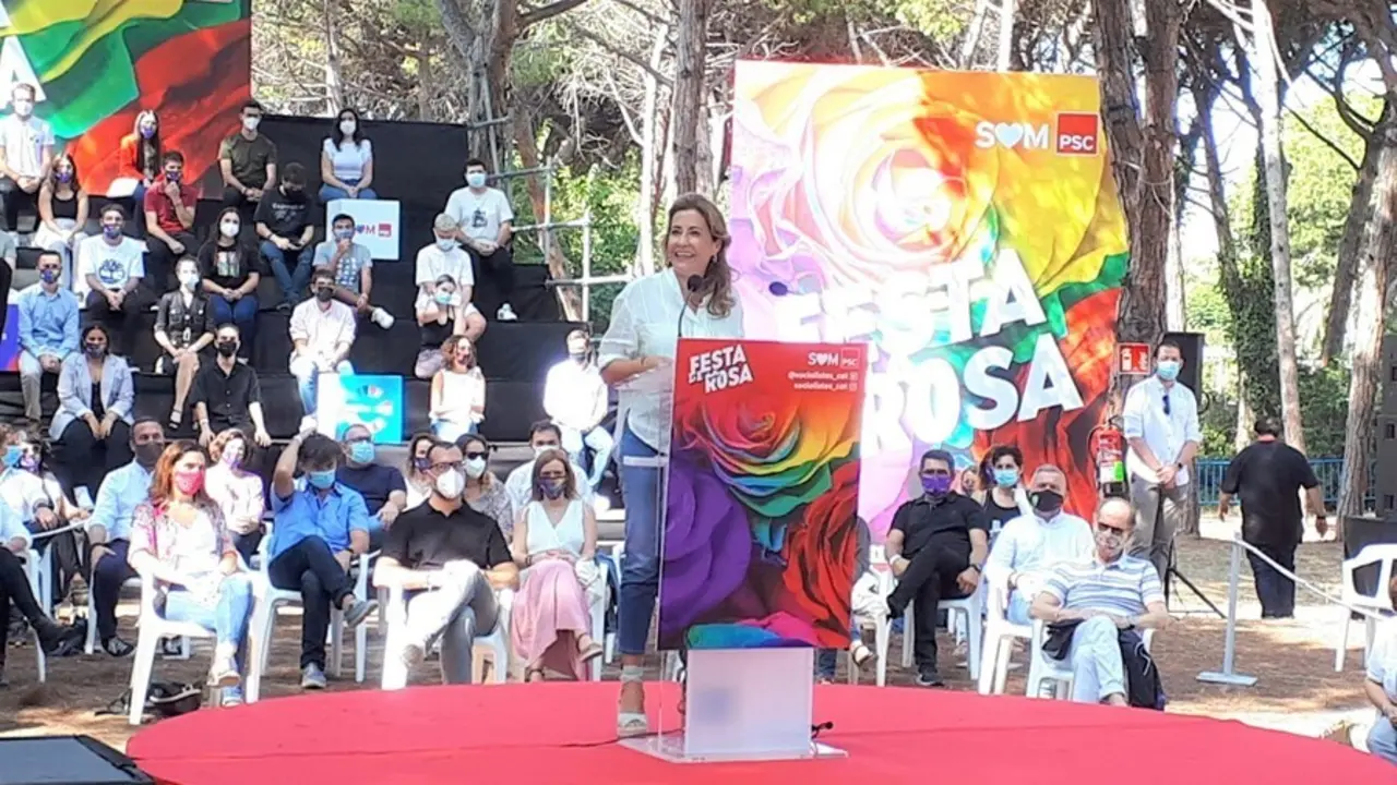 La ministra de Transportes, Movilidad y Agenda Urbana, Raquel S&aacute;nchez, en la Festa de la Rosa de Gav&agrave; (Barcelona)