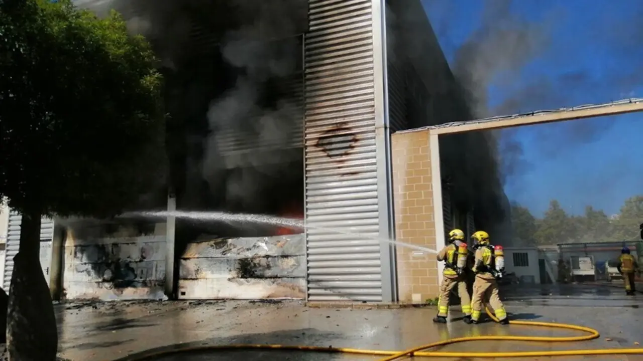 Bombers de la Generalitat trabajan en un incendio en un almac&eacute;n de Castelldefels (Barcelona)