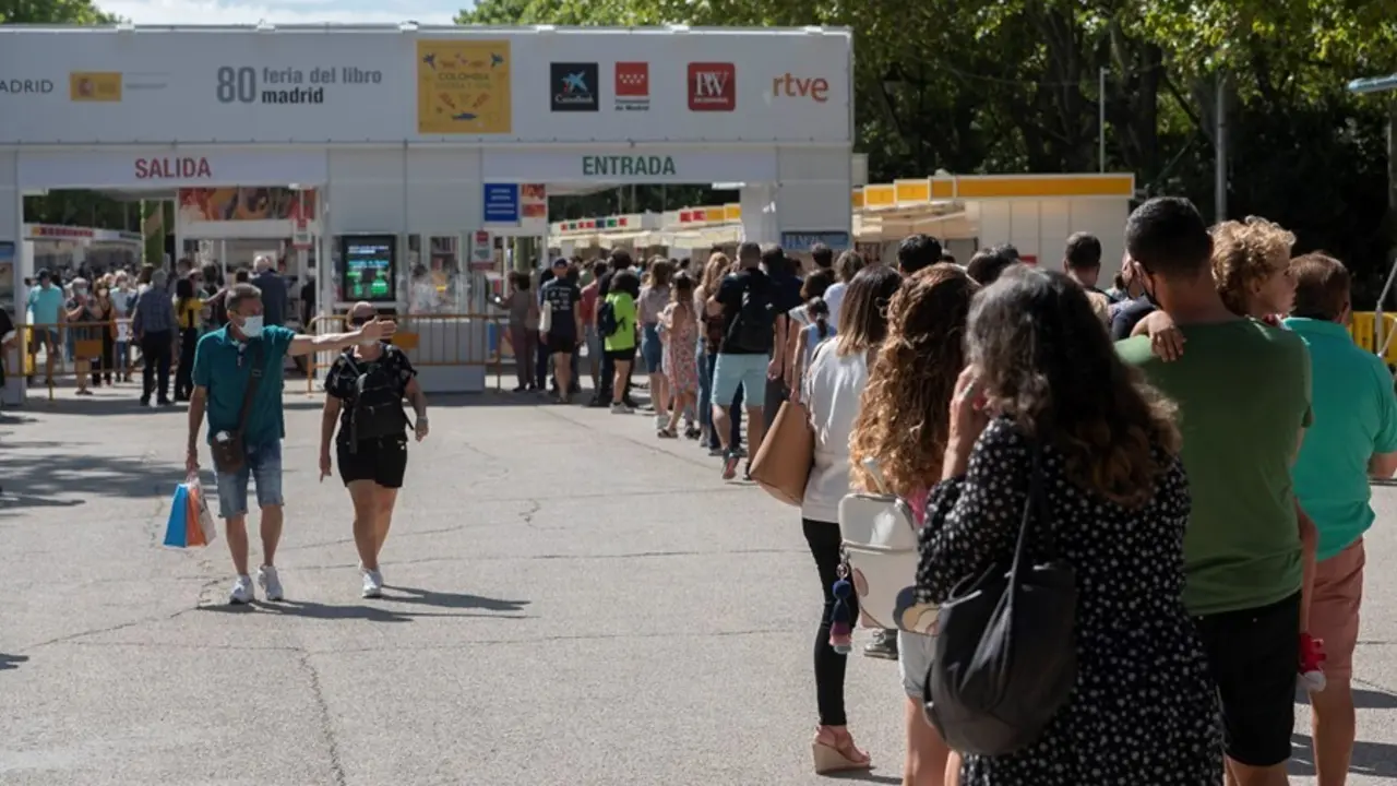 Fila de visitantes que acuden a la Feria del Libro de Madrid.