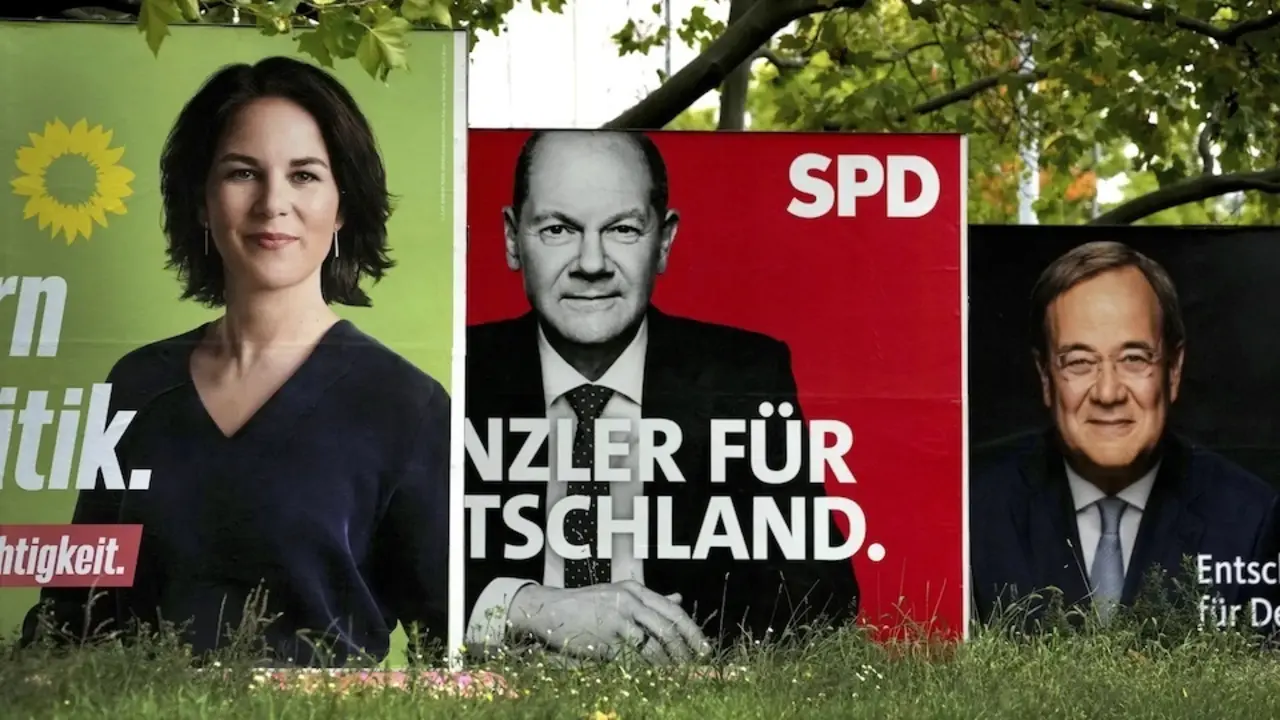 (De izquierda a derecha) Annalena Baerbock, de Los Verdes, Olaf Scholz, principal candidato socialdem&oacute;crata, y Armin Laschet, candidato cristianodem&oacute;crata, en carteles electorales en Berl&iacute;n. Fotograf&iacute;a: Michael Sohn/AP