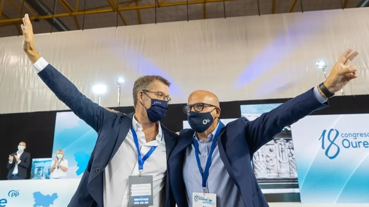 El presidente del PPdeG, Alberto N&uacute;&ntilde;ez Feij&oacute;o, junto al presidente del PP de Ourense, Manuel Baltar, en el 18&ordm; Congreso Provincial del partido.